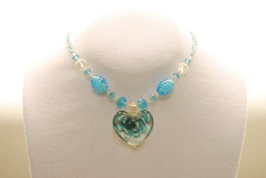 Halskette in türkis aus Glasperlen mit Muranoglas Herz Anhänger