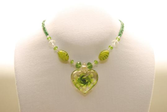 Halskette in grün aus Glasperlen mit Muranoglas Herz Anhänger
