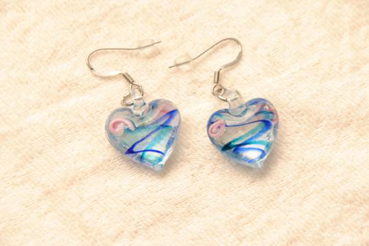 Ohrringe aus Glas im Murano-Stil - blau/türkis - Ohrhänger Herz Form