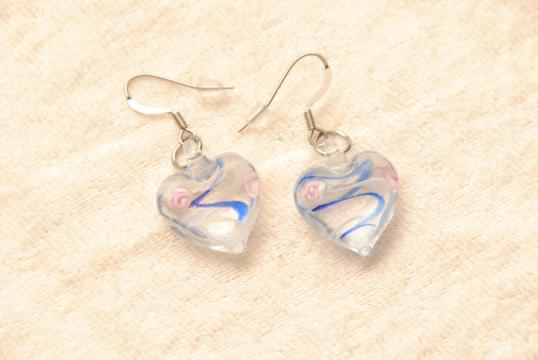 Ohrringe aus Glas im Murano-Stil - blau/weiss - Ohrhänger Herz Form
