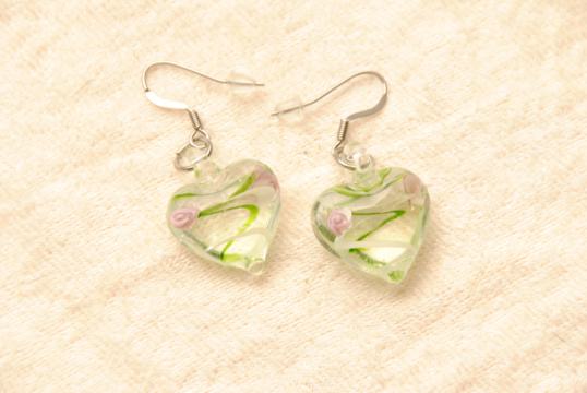 Ohrringe aus Glas im Murano-Stil - grün/weiss - Ohrhänger Herz Form