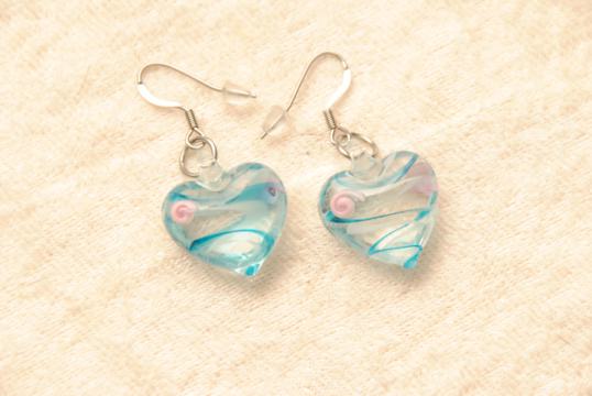 Ohrringe aus Glas im Murano-Stil - türkis/weiss - Ohrhänger Herz Form