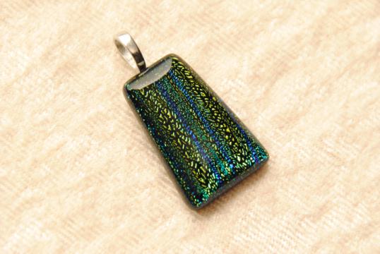 Schmuck Anhänger aus Dichroic Glas - grün - Trapez Form