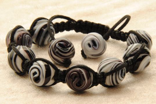 Shamballa Armband mit 10 gewickelten Glasperlen in schwarz weiss