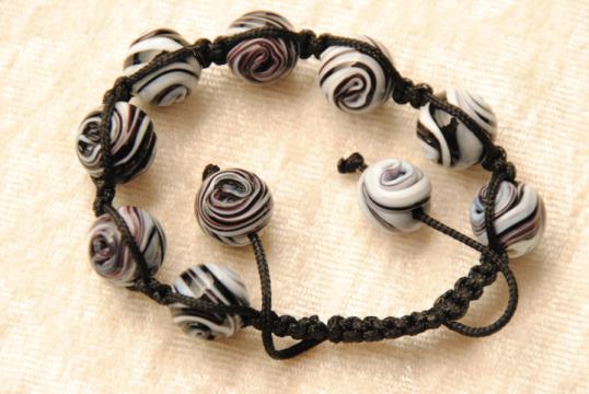 Shamballa Armband mit 10 gewickelten Glasperlen in schwarz weiss