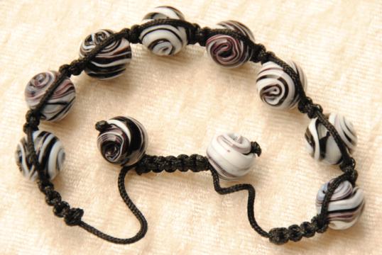 Shamballa Armband mit 10 gewickelten Glasperlen in schwarz weiss