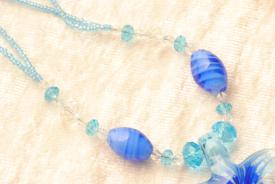 Perlenkette aus Glas mit Muranoglas Seestern Anhänger in blau