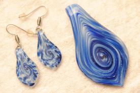 Schmuck Set aus Glas blau Anhänger und Ohrhänger